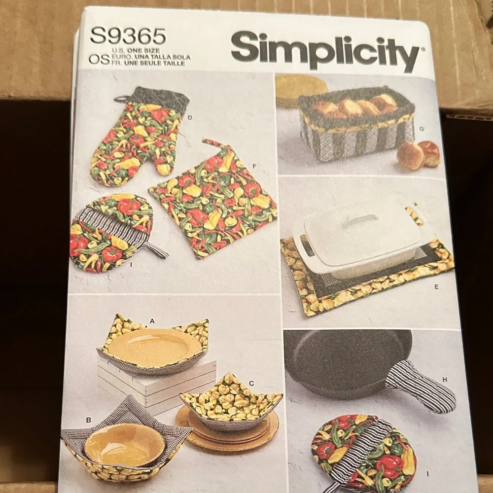 Simplicity Pattern for Kitchen Set with Colorful Vegetable Print - Picture 1 of 1